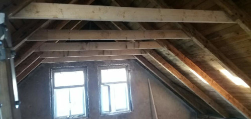 Doplňujeme chybějící trámy a jiné konstrukční prvky.